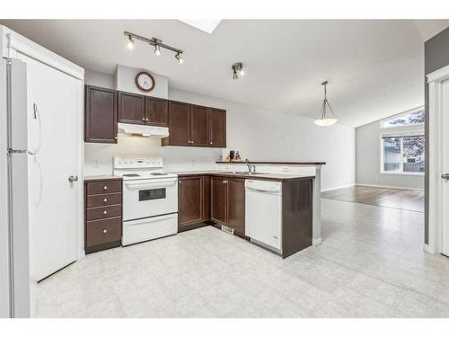 64 Prestwick Villas Se, Calgary, AB - Indoor Photo Showing Kitchen