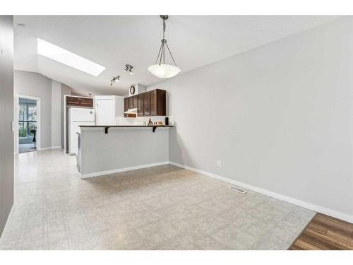 64 Prestwick Villas Se, Calgary, AB - Indoor Photo Showing Kitchen