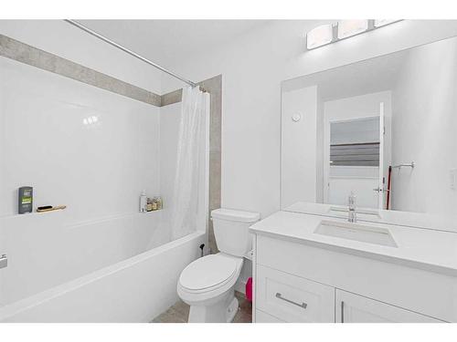 15 Walcrest Row Se, Calgary, AB - Indoor Photo Showing Bathroom