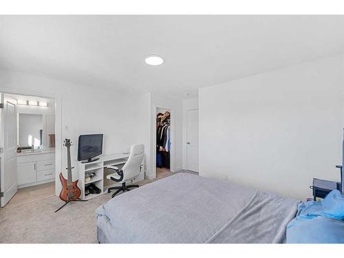 15 Walcrest Row Se, Calgary, AB - Indoor Photo Showing Bedroom