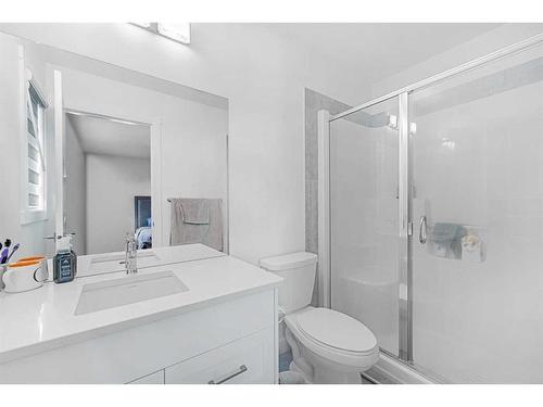 15 Walcrest Row Se, Calgary, AB - Indoor Photo Showing Bathroom