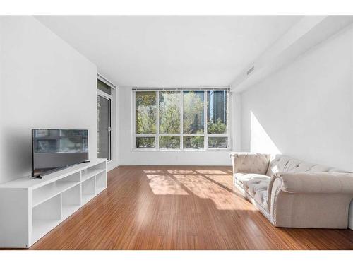 238-222 Riverfront Avenue Sw, Calgary, AB - Indoor Photo Showing Living Room