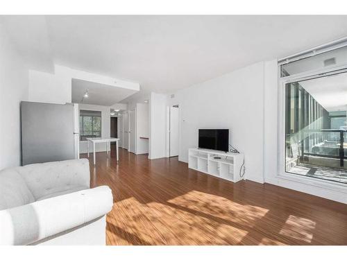 238-222 Riverfront Avenue Sw, Calgary, AB - Indoor Photo Showing Living Room