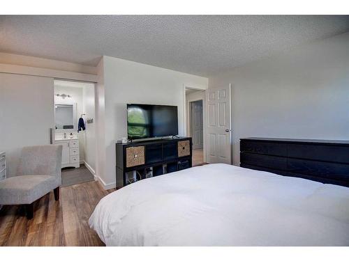 40 Strathearn Rise Sw, Calgary, AB - Indoor Photo Showing Bedroom