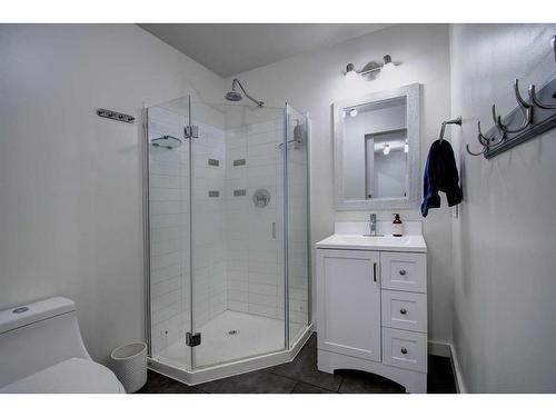 40 Strathearn Rise Sw, Calgary, AB - Indoor Photo Showing Bathroom