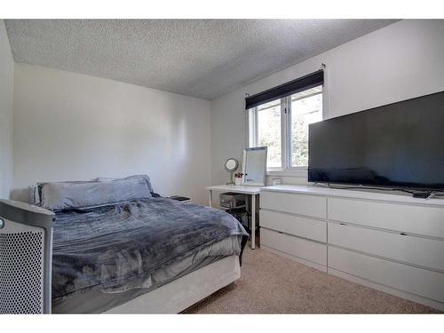 40 Strathearn Rise Sw, Calgary, AB - Indoor Photo Showing Bedroom