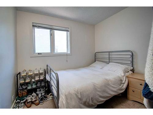 40 Strathearn Rise Sw, Calgary, AB - Indoor Photo Showing Bedroom