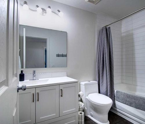 40 Strathearn Rise Sw, Calgary, AB - Indoor Photo Showing Bathroom