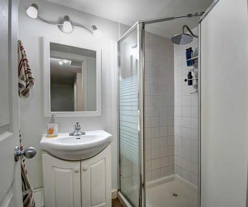 40 Strathearn Rise Sw, Calgary, AB - Indoor Photo Showing Bathroom