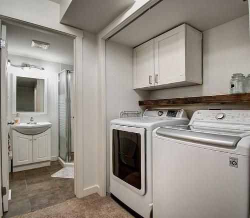 40 Strathearn Rise Sw, Calgary, AB - Indoor Photo Showing Laundry Room