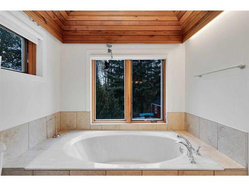 36 Crestview Estates, Rural Rocky View County, AB - Indoor Photo Showing Bathroom