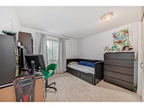 4 Strathcona Crescent Sw, Calgary, AB - Indoor Photo Showing Bedroom