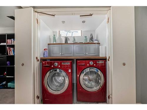 4 Strathcona Crescent Sw, Calgary, AB - Indoor Photo Showing Laundry Room