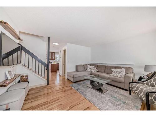 4 Strathcona Crescent Sw, Calgary, AB - Indoor Photo Showing Living Room