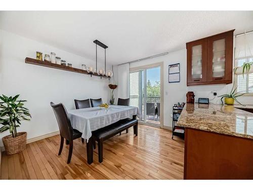 4 Strathcona Crescent Sw, Calgary, AB - Indoor Photo Showing Dining Room