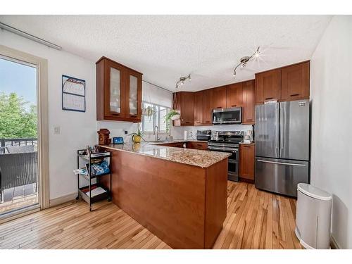 4 Strathcona Crescent Sw, Calgary, AB - Indoor Photo Showing Kitchen