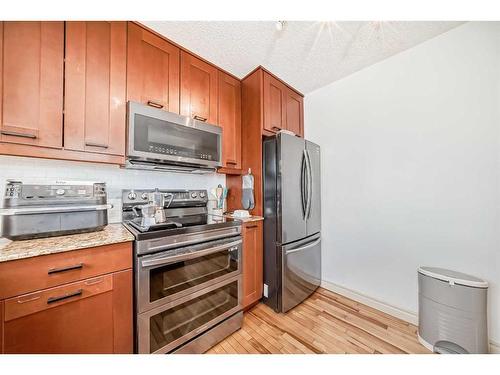 4 Strathcona Crescent Sw, Calgary, AB - Indoor Photo Showing Kitchen