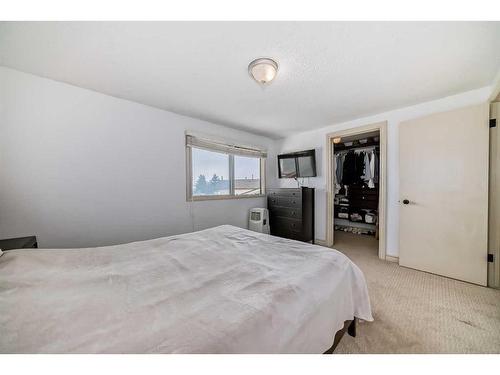 4 Strathcona Crescent Sw, Calgary, AB - Indoor Photo Showing Bedroom