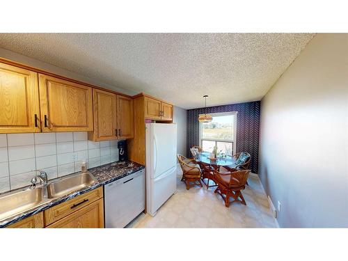 79 Shawmeadows Close Sw, Calgary, AB - Indoor Photo Showing Kitchen