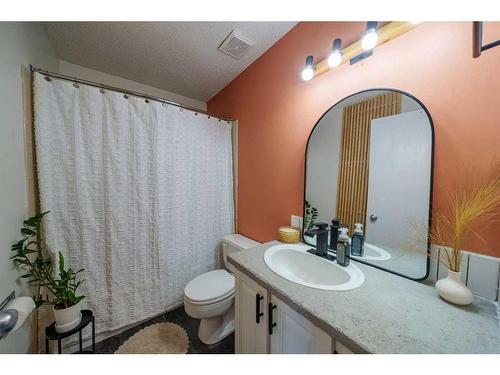 79 Shawmeadows Close Sw, Calgary, AB - Indoor Photo Showing Bathroom