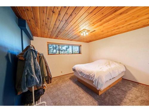 79 Shawmeadows Close Sw, Calgary, AB - Indoor Photo Showing Bedroom