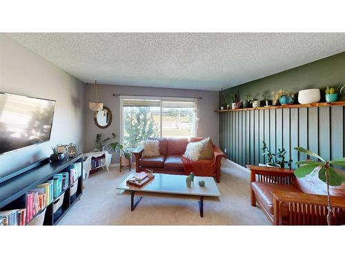 79 Shawmeadows Close Sw, Calgary, AB - Indoor Photo Showing Living Room