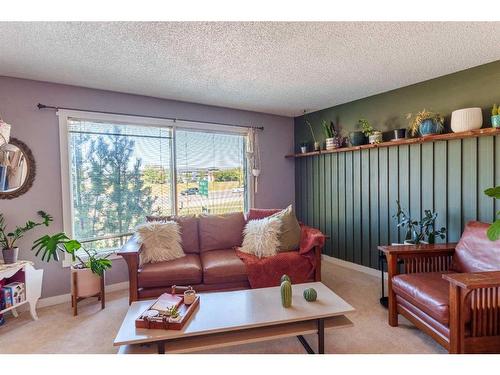 79 Shawmeadows Close Sw, Calgary, AB - Indoor Photo Showing Living Room