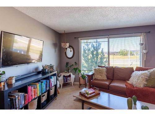 79 Shawmeadows Close Sw, Calgary, AB - Indoor Photo Showing Living Room