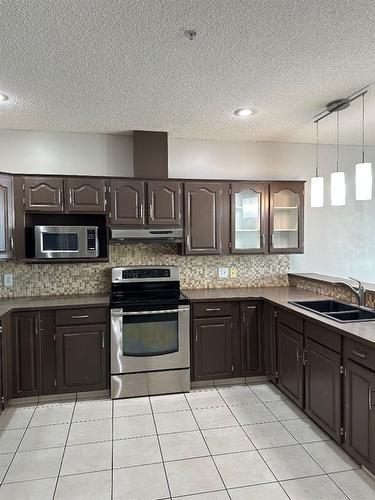 404-103 10 Avenue Nw, Calgary, AB - Indoor Photo Showing Kitchen With Double Sink