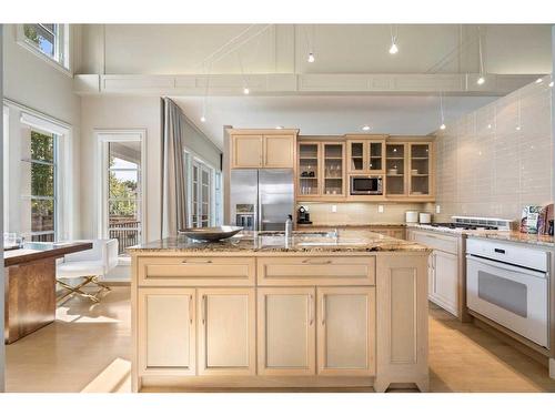 305 33 Avenue Sw, Calgary, AB - Indoor Photo Showing Kitchen