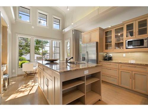 305 33 Avenue Sw, Calgary, AB - Indoor Photo Showing Kitchen With Upgraded Kitchen