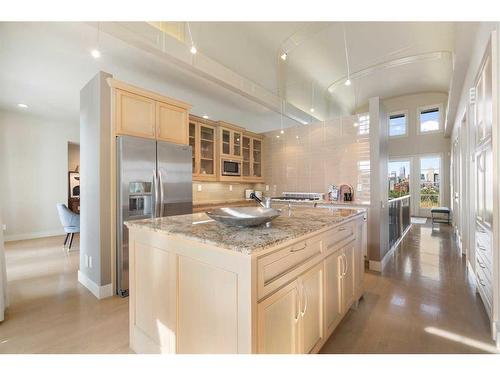 305 33 Avenue Sw, Calgary, AB - Indoor Photo Showing Kitchen With Upgraded Kitchen