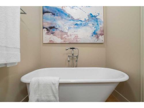 305 33 Avenue Sw, Calgary, AB - Indoor Photo Showing Bathroom