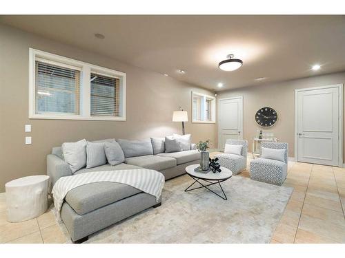 305 33 Avenue Sw, Calgary, AB - Indoor Photo Showing Living Room