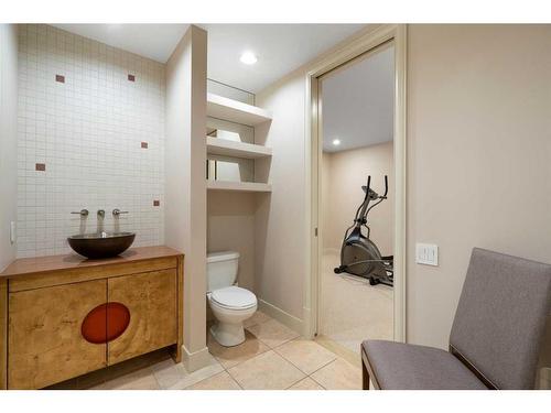 305 33 Avenue Sw, Calgary, AB - Indoor Photo Showing Bathroom