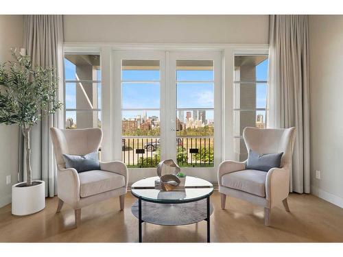 305 33 Avenue Sw, Calgary, AB - Indoor Photo Showing Living Room