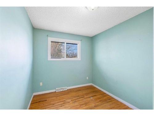 1515 43 Street Se, Calgary, AB - Indoor Photo Showing Other Room