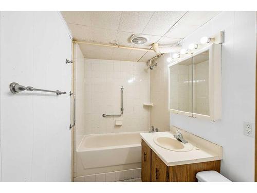 1515 43 Street Se, Calgary, AB - Indoor Photo Showing Bathroom