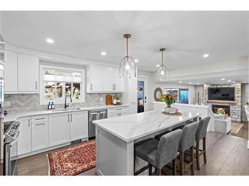 16 Sun Valley Drive Se, Calgary, AB - Indoor Photo Showing Kitchen With Upgraded Kitchen