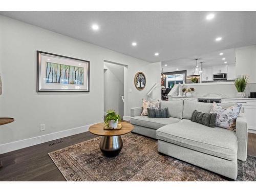 16 Sun Valley Drive Se, Calgary, AB - Indoor Photo Showing Living Room