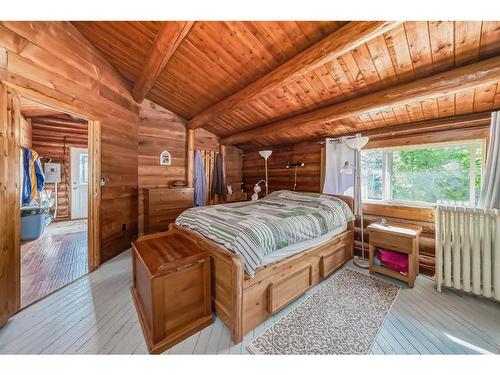 2 Gibson Road, Benchlands, AB - Indoor Photo Showing Bedroom