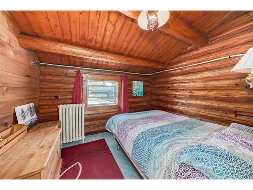 2 Gibson Road, Benchlands, AB - Indoor Photo Showing Bedroom