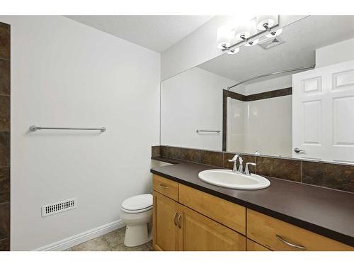 200 Prestwick Manor Se, Calgary, AB - Indoor Photo Showing Bathroom