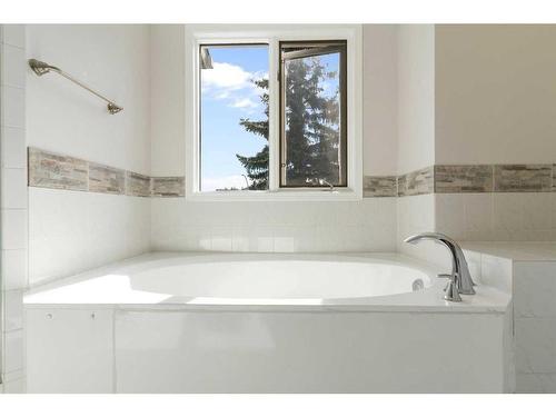 80 Macewan Park Rise Nw, Calgary, AB - Indoor Photo Showing Bathroom