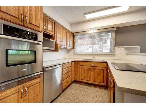 8416 7 Street Sw, Calgary, AB - Indoor Photo Showing Kitchen