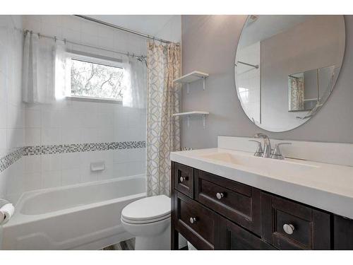 8416 7 Street Sw, Calgary, AB - Indoor Photo Showing Bathroom