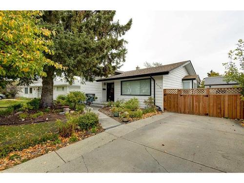 8416 7 Street Sw, Calgary, AB - Outdoor