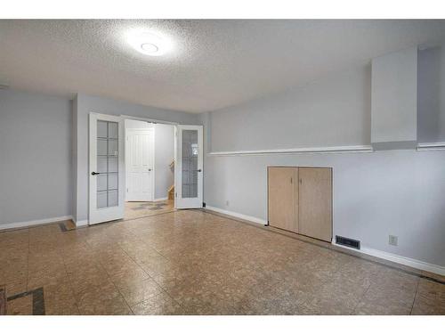 8416 7 Street Sw, Calgary, AB - Indoor Photo Showing Other Room