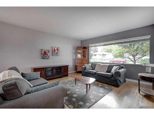 8416 7 Street Sw, Calgary, AB - Indoor Photo Showing Living Room