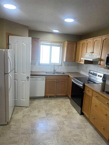 19 Tarawood Road Ne, Calgary, AB - Indoor Photo Showing Kitchen